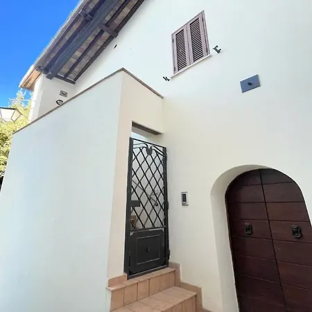 Huge Town House In Storico - Car Unnecessary - Wifi - Sleeps 10 וילה *