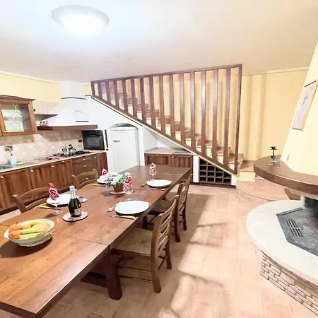 Huge Town House In Storico - Car Unnecessary - Wifi - Sleeps 10 *