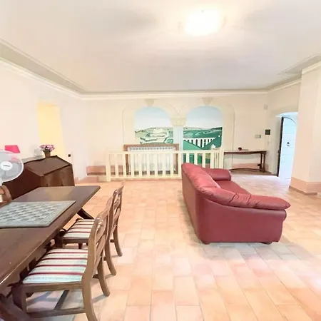 Huge Town House In Storico - Car Unnecessary - Wifi - Sleeps 10 וילה ספולטו