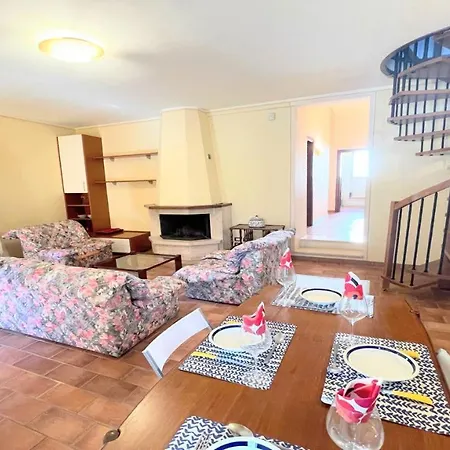 Huge Town House In Storico - Car Unnecessary - Wifi - Sleeps 10 וילה