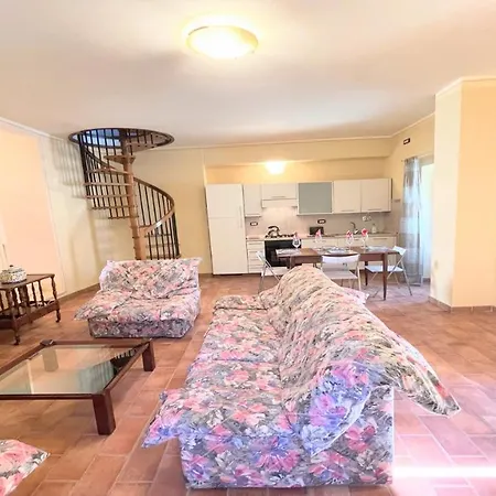 Huge Town House In Storico - Car Unnecessary - Wifi - Sleeps 10 וילה