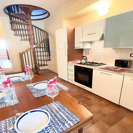 Huge Town House In Storico - Car Unnecessary - Wifi - Sleeps 10 ספולטו
