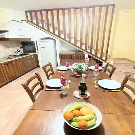 Huge Town House In Storico - Car Unnecessary - Wifi - Sleeps 10 *