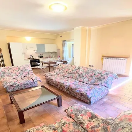 Huge Town House In Storico - Car Unnecessary - Wifi - Sleeps 10 וילה ספולטו