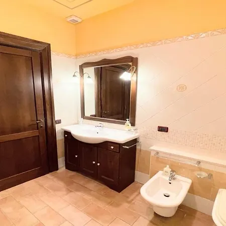 Huge Town House In Storico - Car Unnecessary - Wifi - Sleeps 10 וילה